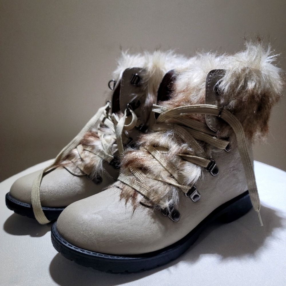 Wanted stratton Beige, Black Bottom boots womens size 9. NEW never been worn!